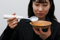 Lạ lùng chiếc thìa muối điện mới ra mắt của Nhật Bản, không cần cho thêm muối thật khi chế biến