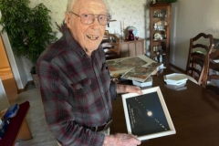 Cụ ông 105 tuổi với hành trình ‘săn’ nhật thực 13 lần trong đời