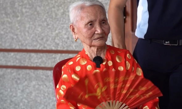 Trầm trồ cụ bà 102 tuổi vẫn hít đất đều đặn, tập thể dục 3 tiếng/ngày, đọc thuộc vanh vách tên họ hàng con cháu trong nhà
