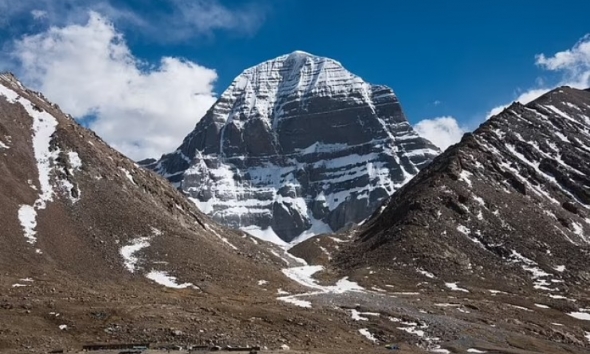 Ngọn núi nổi tiếng ở Tây Tạng nhưng không ai dám leo lên đỉnh vì lý do bất ngờ